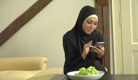 Sex With Musulmans Muslim girl caught texting another guy gets hammered