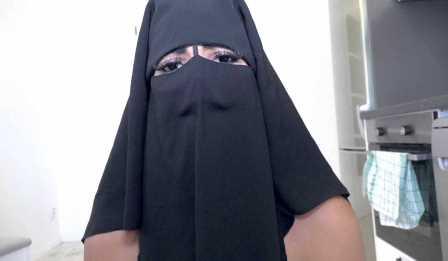 Muslimische Frau bekommt Pisse und Analbehandlung