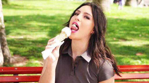 Jacquie Et Michel TV Laury goes wild in the morning
